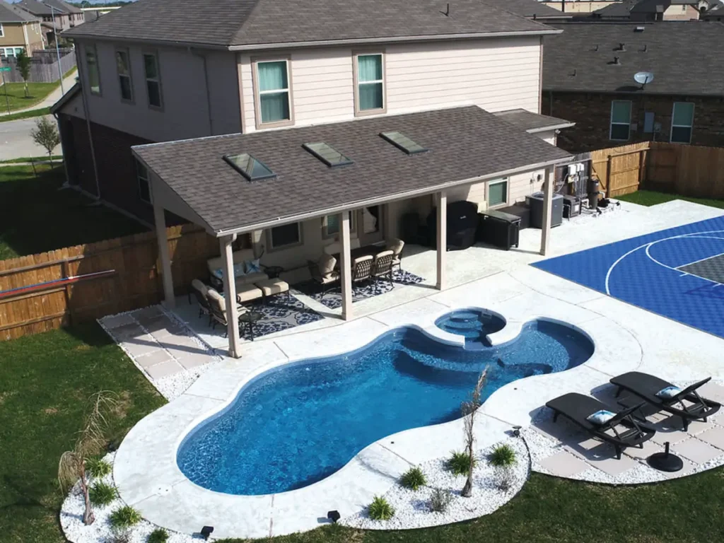 An aquamarine Laguna Deluxe Sapphire oblong-shaped fiberglass pool